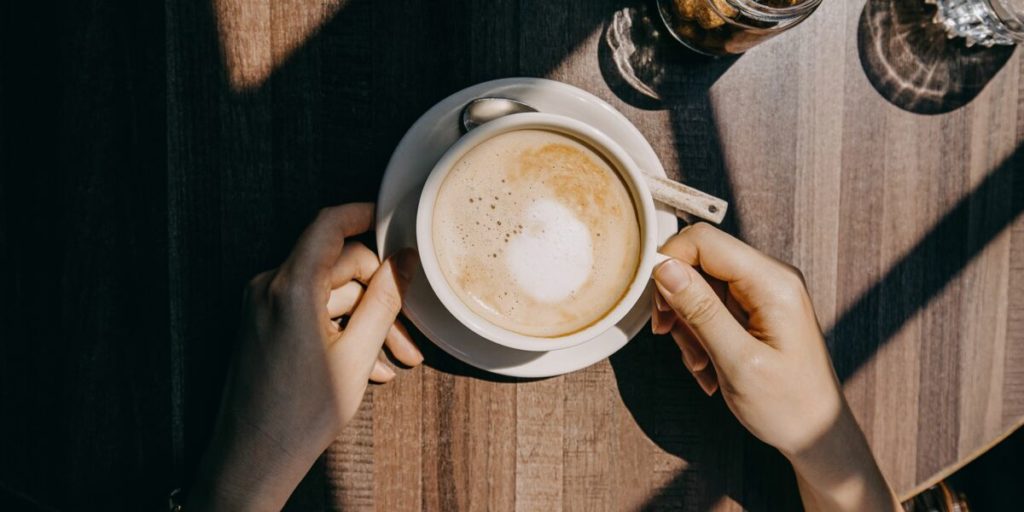 Ce qui arrive à notre peau lorsqu'on boit du café chaque jour